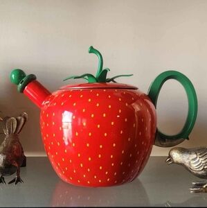 Copco Vintage Strawberry Teapot